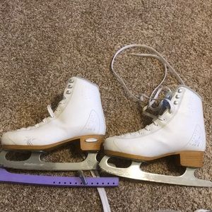 Ice skates. Size 6.